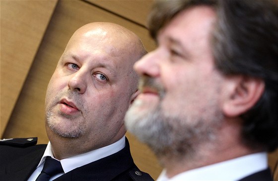 Ministr vnitra Jan Kubice (vpravo) zastavil kázeské ízení proti policejnímu prezidentu Petru Lessymu.