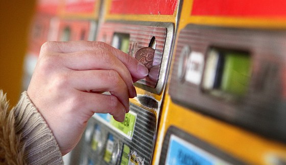 Lidé vhodí do automatu minci, ale lístku ani vrácení penz se nedokají. (ilustraní snímek)