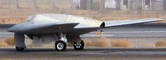 O stroji RQ-170 toho mnoho nevíme. Snímek ze základny v Kandaháru zveejnil blog "Secret Defense" v roce 2009.