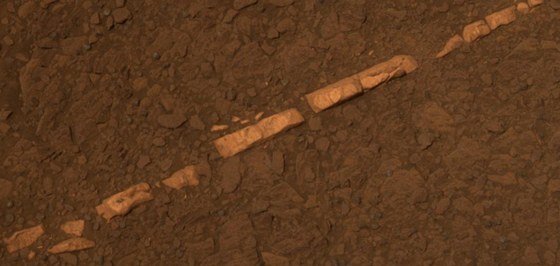 Tak to je ono. Sádrovcová íla na okraji kráteru Endeavour. Silná je zhruba dva a pl centimetru, na délku mí asi 45 cm.