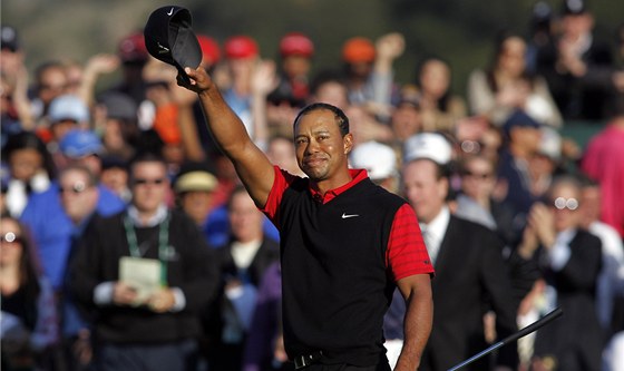 KONEN. Tiger Woods se raduje z triumfu v Thousand Oaks. Turnaj vyhrál po více