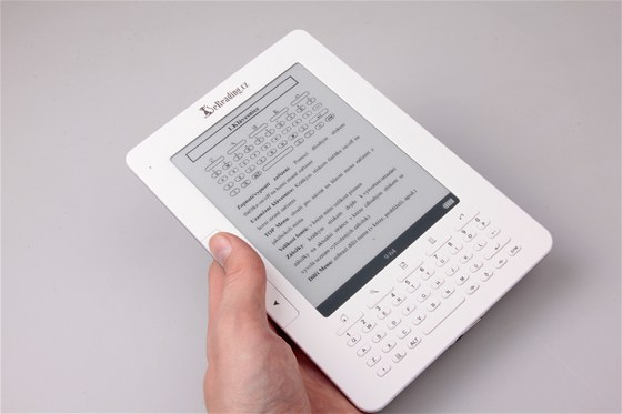 teka eReading je se svými 240 gramy o nco t잚í ne Kindle, a o troku tlustí. Povrch je píjemný, a i kdy vypadá levn a plastov, rozhodn nevypadá okliv.