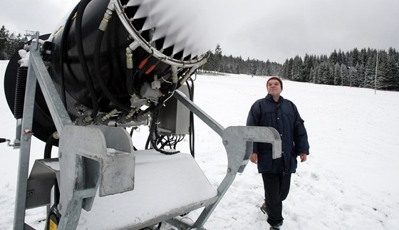 Provozovatelé skiareál se snaí zasnovat. Nepeje jim ale poasí, v dalích dnech se má oteplit.