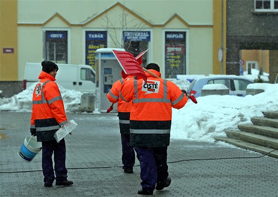 S nezamstnanými poítají pi zimním úklidu i v Sokolov.