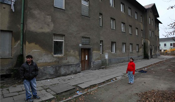 Dm íslo 23 v perovské kodov ulici, kde se zbylé romské rodiny bojí...