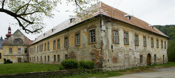 Zchátralý zámek v Louné nad Desnou (snímek z roku 2007).