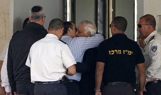 Izraelský prezident Kacav se louí se svým synem chvilku ped tím, ne nastoupí do vznice Masijahu u Tel Avivu .(7. prosince 2011)