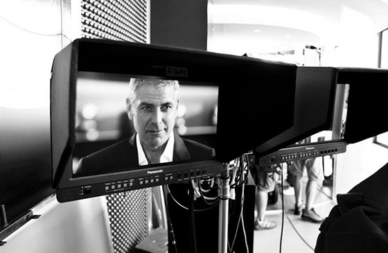Tvrci reklam manipulují s frekvencemi zvuku, na které je citlivé lidské ucho. George Clooney propagující napíklad kávavor diváka dostihne i v koupeln.