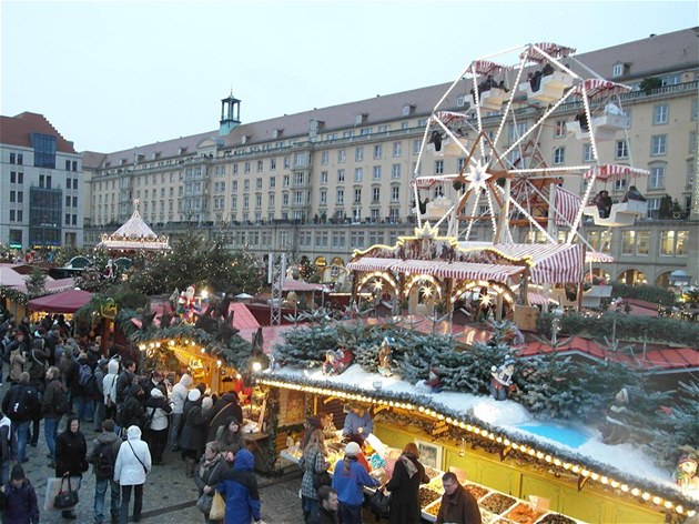 Hlavní dominantou dráanských vánoních trh jsou malé ruské kolo a tradiní...