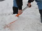 Lehká lopata na sníh MIL TEC stojí 490 korun.