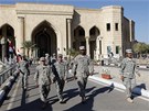 Amerití vojáci opoutjí palác Al Faw, který kdysi patil Saddámu Husajnovi....