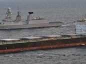 Italsk lo Rosalia D'Amato opout v doprovodu vlen lodi NATO somlsk vody