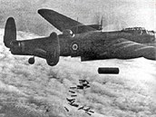 Britsk letoun Lancaster shazuje bomby na nmeck Duisburg v roce 1944. Na