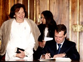 Rusk prezident Dmitrij Medvedv se podepisuje do pamtn knihy v praskm