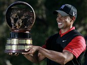 S TROFEJ. Tiger Woods po triumfu v Thousand Oaks. 