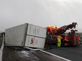 Pevrácený kamion na silnici nedaleko skotského msta Stirling. Severní ást