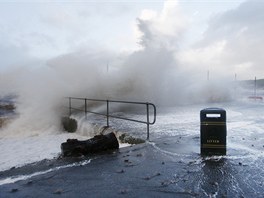 Vlny biují promenádu ve skotském mst Largs. Dráhy zruily adu vlakových...