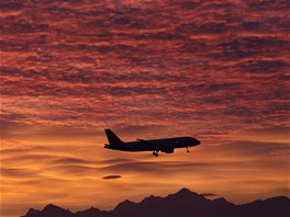 Letoun spolenosti Brussels Airlines pistává pi západu slunce na letiti...