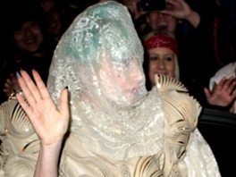 Se záclonovým pehozem dorazila Lady Gaga na vystoupení v rámci propagace svého
