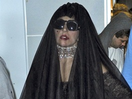 Závoje a tmavé brýle k Lady Gaga prost patí .