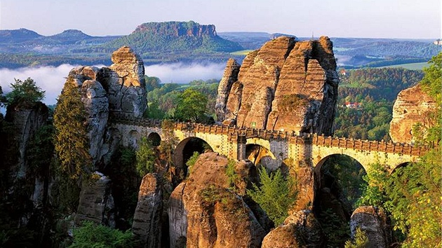 Vyhlídková terasa Bastei s prvním skalním turistickým mostem v Evropě - Vyhlídková terasa Bastei s prvním skalním turistickým mostem v Evropě -