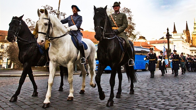 Slavnostní nástup Hradní stráe k 93. výroí jejího vzniku. (2. prosince 2011)