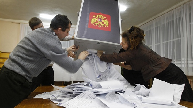 Volby skonily, komise zaínají sítat hlasy. Snímek z msta Roslavl, asi 390