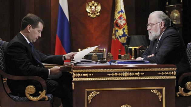 Prezident Dmitrij Medvedv pi schzce s pedsedou volebn komise Vladimirem urovem. (6. prosince 2011)