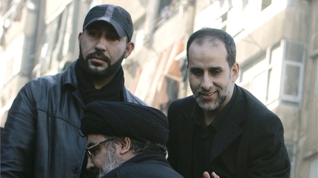 éf Hizballáhu Hasan Nasralláh mezi svými píznivci v Bejrútu (6. prosince 2011)