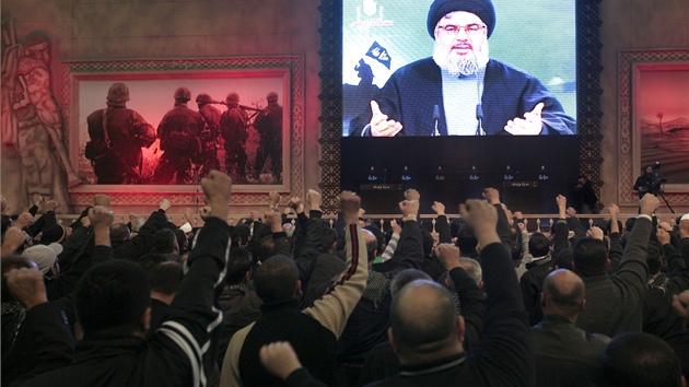 Stoupenci hnut Hizballh poslouchaj zprostedkovan projev Hasana Nasrallha (1. prosince 2011)