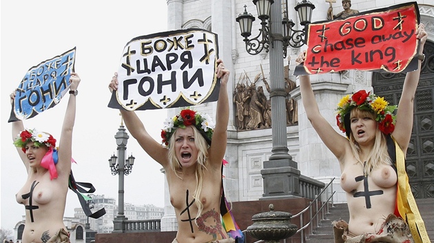 Happening feministek z hnutí Femen v Moskv (9. prosince 2011)