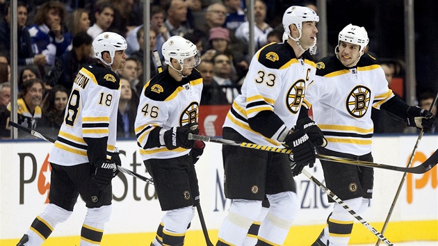 Glov radost hokejist Bostonu. Zleva: Nathan Horton, David Krej,  stelec branky Zdeno Chra a Milan Lucic.