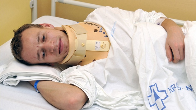 Skokan na lych Roman Koudelka v libereck nemocnici po pdu v trninku na Svtov pohr v Harrachov.