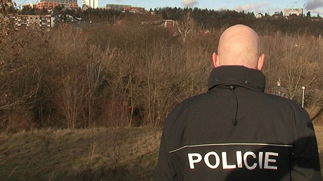 Policie u Kunratickho potoka v Praze, kde kolemjdouc nael lidsk ruce.