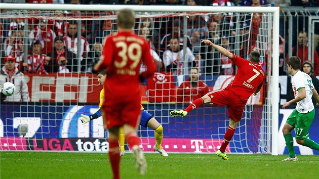 TOHLE NECHYTÍ. Franck Ribéry (se sedmikou) pelstil obranu Brém a stílí gól