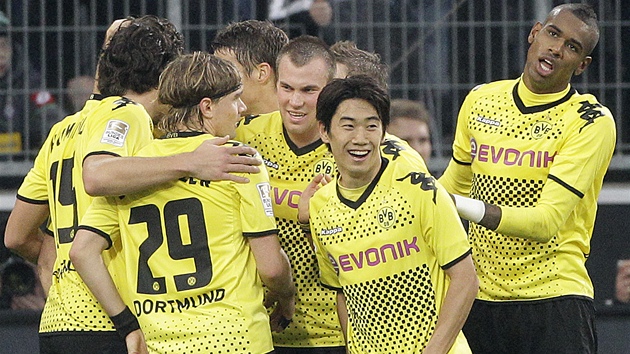 LUTÁ OSLAVA. Fotbalisté Borussie Dortmund se radují z góly do sít