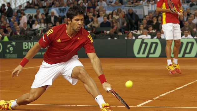 PELIVÝ BEKHEND. Fernando Verdasco ze panlska si dobíhá pro míek v utkání