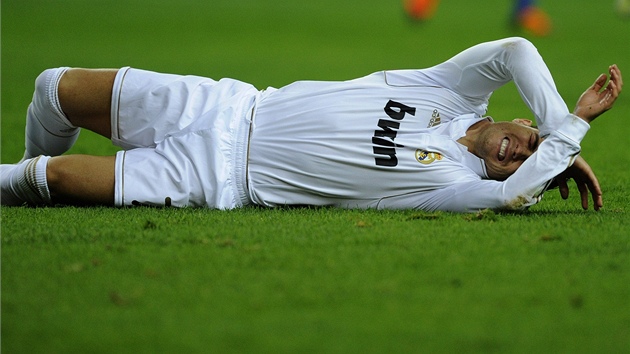 PADL HVZDA. Cristiano Ronaldo se svj na trvnku po souboji s obranou Gijnu.