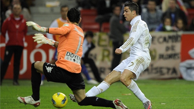 BEZMOCN BRANK. Cristiano Ronaldo si pohrl s obranou Gijnu a stl svj druh gl v utkn. 