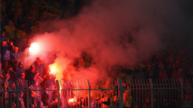 OHNIVÍ HOSTÉ. Sparantí fanouci se na jabloneckém stadionu bavili i zakázanou