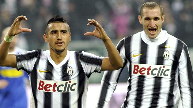 Arturo Vidal (vlevo), zlonk Juventusu Turn, se spolu s Giorgiem Chiellinim raduje ze svho glu