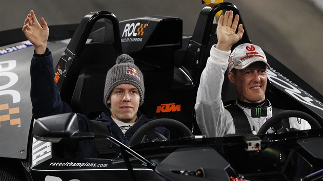 Michael Schumacher (vpravo) a Sebastian Vettel pijídí na exhibiní