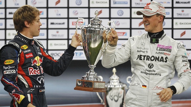 Michael Schumacher (vpravo) a Sebastian Vettel oslavují svj triumf mezi týmy