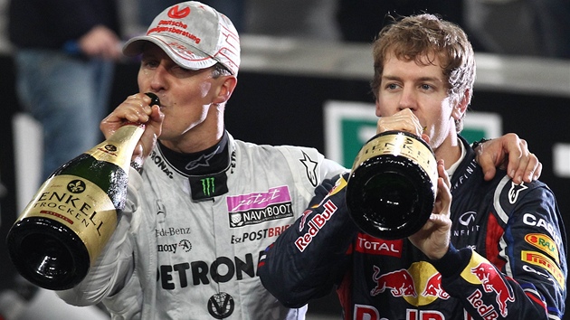 Michael Schumacher (vpravo) a Sebastian Vettel oslavují svj triumf mezi týmy