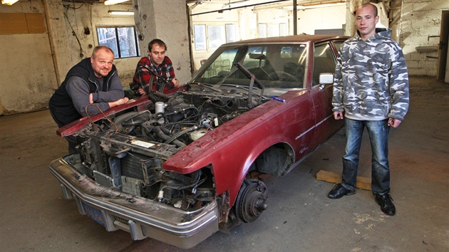 Cadillac oije: klasický americký bourák opravují ti klienti Slezské diakonie