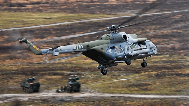 Evakuace ranných pomocí vrtulníku Mi-171 bhem nejvtího letoního cviení...