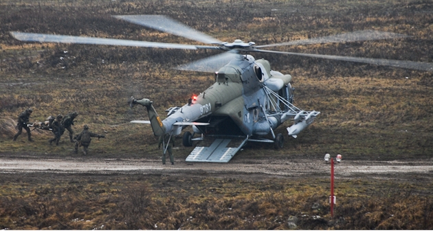 Evakuace rannch pomoc vrtulnku Mi-171 bhem nejvtho letonho cvien esk armdy na Doupov