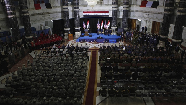 Amerit vojci bhem ceremonie v zkladn Camp Victory, kterou jako jednu z poslednch pedali Iranm (1. prosince 2011)

