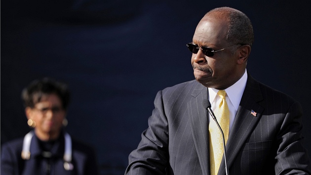 Herman Cain oznamuje v Atlantě konec své prezidentské kampaně, v pozadí stojí Herman Cain oznamuje v Atlantě konec své prezidentské kampaně, v pozadí stojí