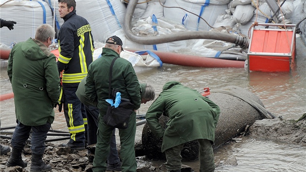 Hasii a policist obhlej bombu z druh svtov vlky, kter se objevila kvli malmu stavu vody v ece Rn v Koblenzi (3. prosince 2011)